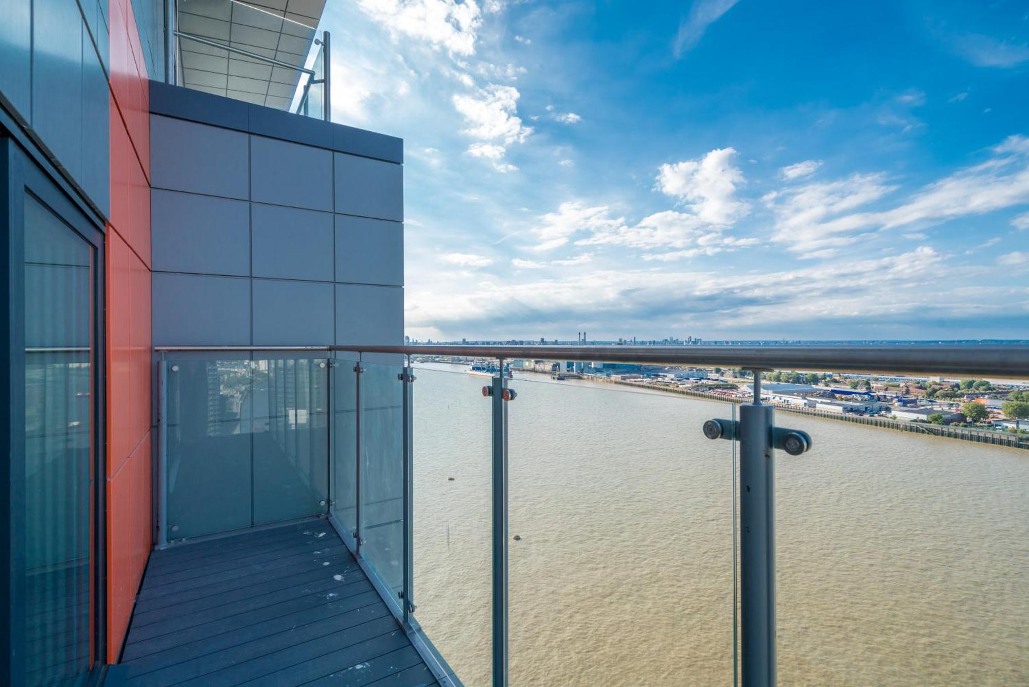 Skyvillion - London River Thames Top Floor Apartments By Woolwich Ferry, Mins To London Excel, O2 Arena , London City Airport With Parking المظهر الخارجي الصورة