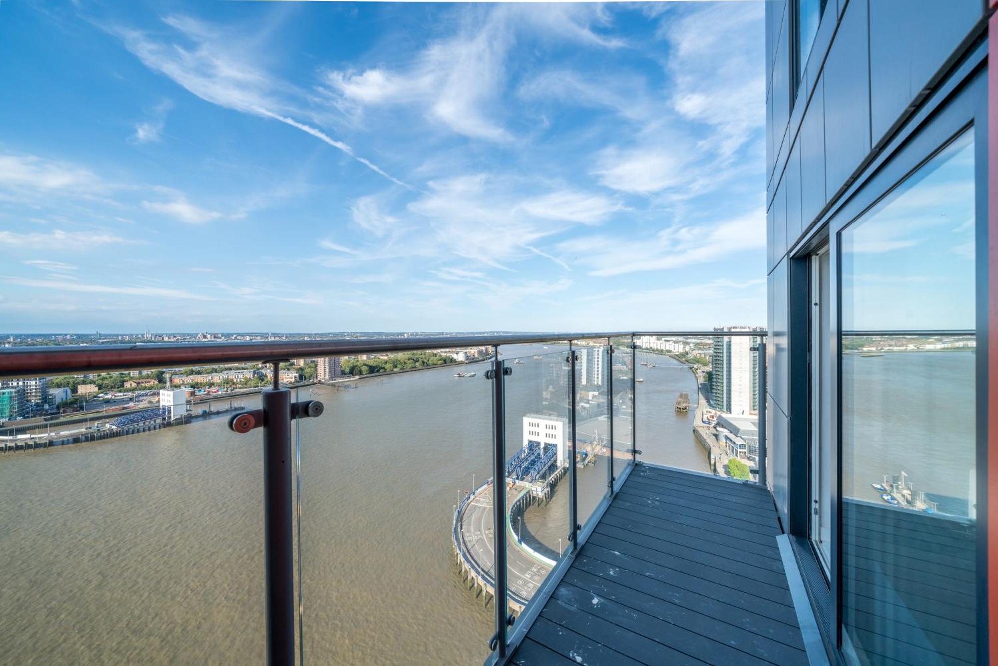 Skyvillion - London River Thames Top Floor Apartments By Woolwich Ferry, Mins To London Excel, O2 Arena , London City Airport With Parking المظهر الخارجي الصورة