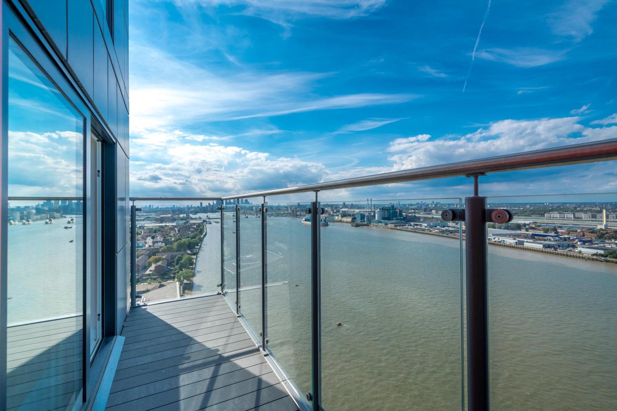 Skyvillion - London River Thames Top Floor Apartments By Woolwich Ferry, Mins To London Excel, O2 Arena , London City Airport With Parking المظهر الخارجي الصورة