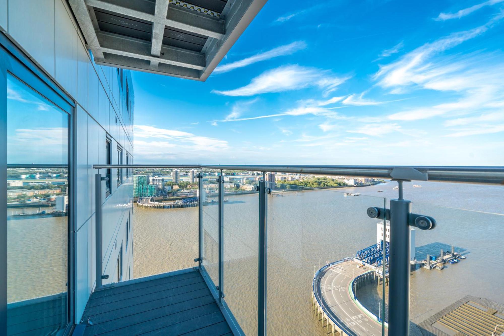 Skyvillion - London River Thames Top Floor Apartments By Woolwich Ferry, Mins To London Excel, O2 Arena , London City Airport With Parking المظهر الخارجي الصورة